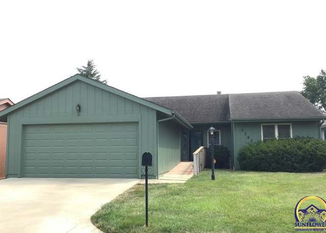 Property at 5705 SW Arrowhead Ct, Topeka, KS 66614, 4 beds, 3 baths