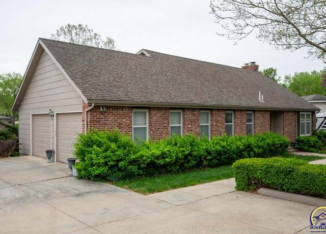 Property at 3910 SW Canterbury Town Rd, Topeka, KS 66610, 4 beds, 3.5 baths