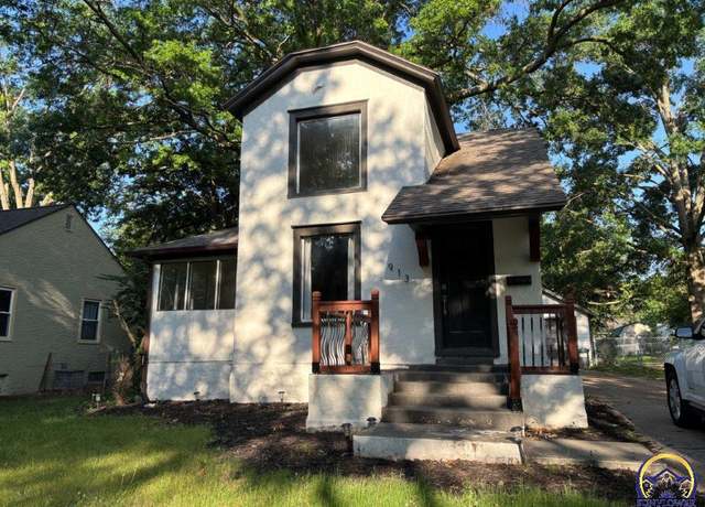 Property at 913 SW Warren Ave, Topeka, KS 66606, 3 beds, 2 baths