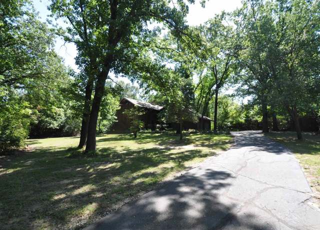 Property at 2521 NW 35th St, Topeka, KS 66618, 4 beds, 3.5 baths