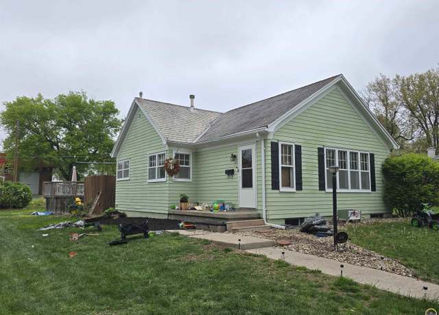 Property at 404 Utah St, Hiawatha, KS 66434, 1 bed, 2 baths