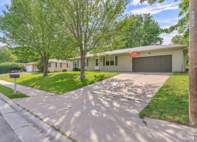 Property at 2720 SE Lakeshore Blvd, Topeka, KS 66605, 3 beds, 2 baths