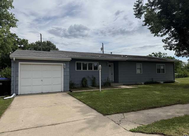 Property at 6820 SW Knoll Ct, Topeka, KS 66619, 4 beds, 2 baths