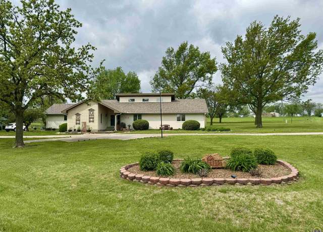 Property at 518 Canary Ln, Iola, KS 66749, 3 beds, 2.5 baths