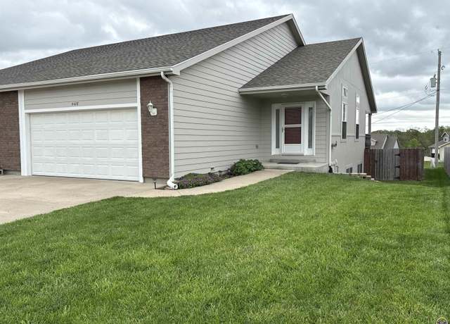 Property at 4428 SE Oakview Ln, Topeka, KS 66609, 4 beds, 2.5 baths