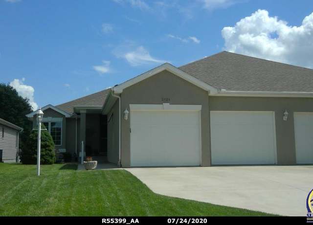 Property at 2424 SW Golf View Dr, Topeka, KS 66614, 3 beds, 3 baths