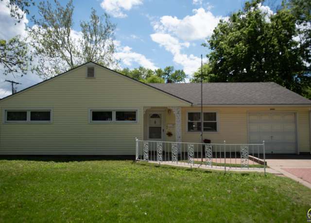 Property at 3905 SW Mission Ct, Topeka, KS 66614, 3 beds, 1.5 baths
