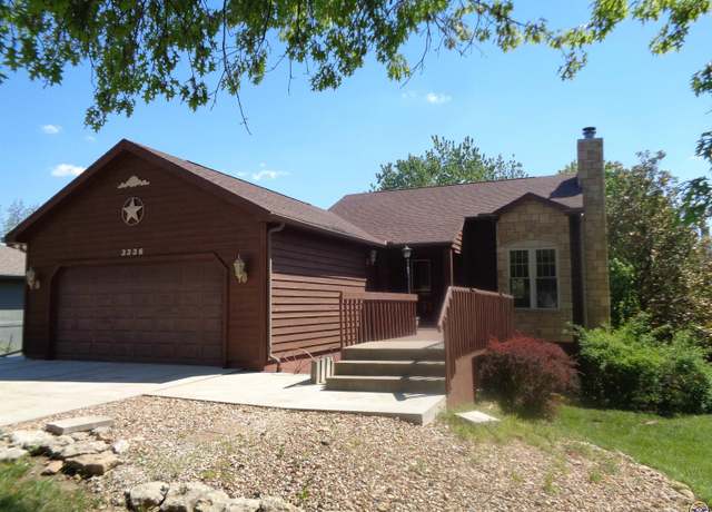 Property at 3336 SE Meadowview Dr, Topeka, KS 66605, 3 beds, 2.5 baths