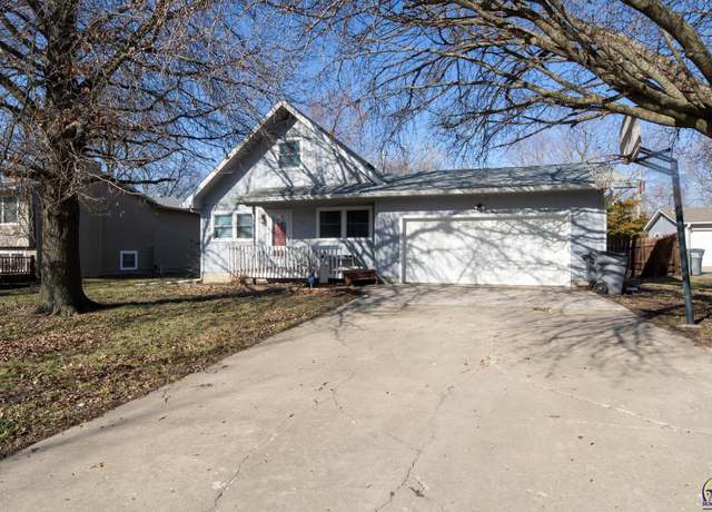 Property at 13 S Walnut Grove Dr, Emporia, KS 66801, 4 beds, 2.5 baths