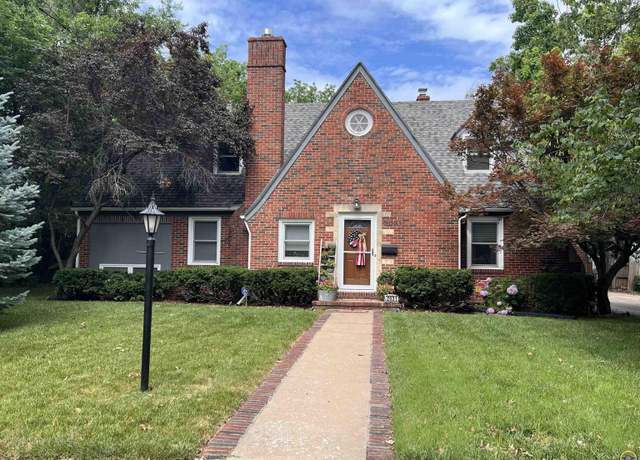 Property at 2031 SW Oakley Ave, Topeka, KS 66606, 4 beds, 4 baths