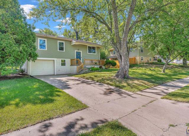 Property at 3208 SW Crest Dr, Topeka, KS 66618, 3 beds, 1.5 baths