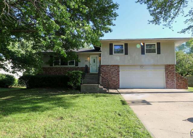 Property at 1813 Casa Loma Dr, Emporia, KS 66801, 3 beds, 2.5 baths