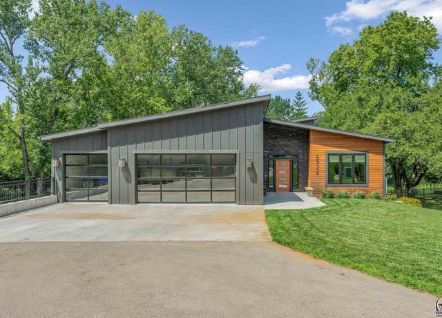 Property at 6924 SW 40th St, Topeka, KS 66610, 4 beds, 4 baths