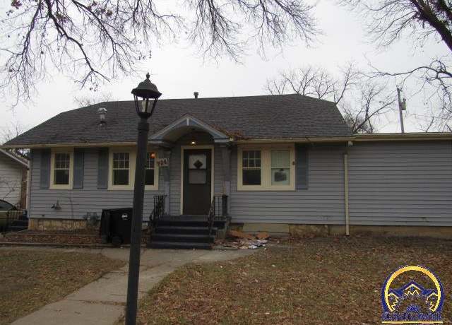 Property at 714 SW Park Ln, Topeka, KS 66606, 3 beds, 2 baths