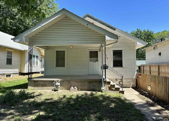 Property at 104 NW Kendall Ave, Topeka, KS 66606, 2 beds, 1 bath