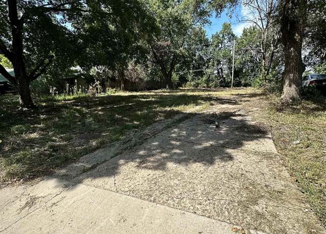 Property at 810 SE 33rd St, Topeka, KS 66605