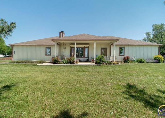 Property at 400 Cheyenne Dr, Holton, KS 66436, 3 beds, 2.5 baths