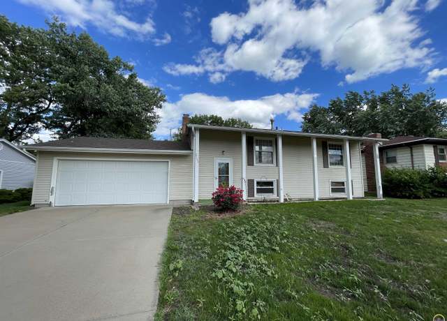 Property at 3100 SW College Ave, Topeka, KS 66611, 4 beds, 2 baths