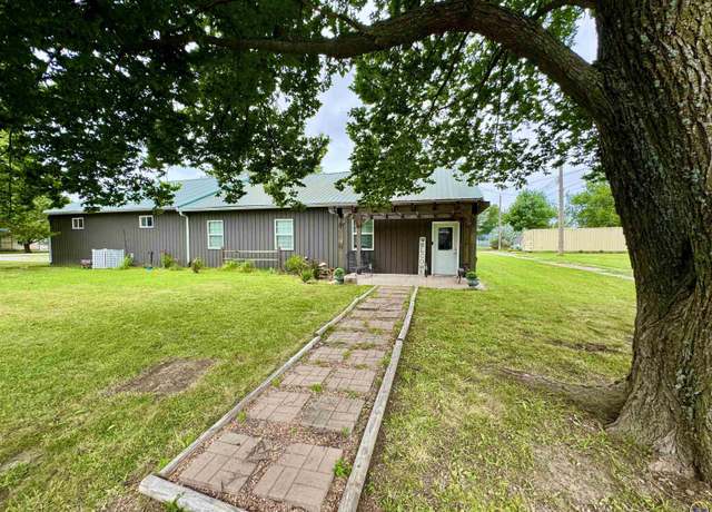 Property at 414 S 15th St, Burlington, KS 66839, 4 beds, 2 baths