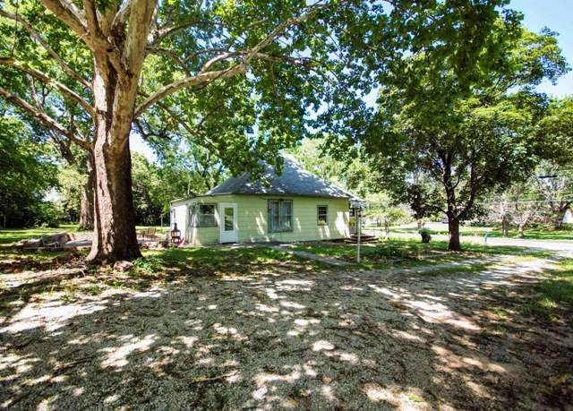 Property at 247 SE Croco Rd, Topeka, KS 66607, 2 beds, 1 bath