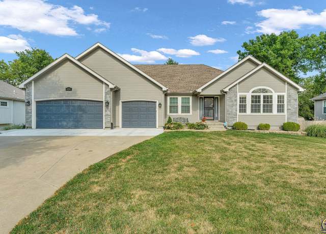 Property at 4330 SE Oakwood St, Topeka, KS 66609, 4 beds, 3 baths