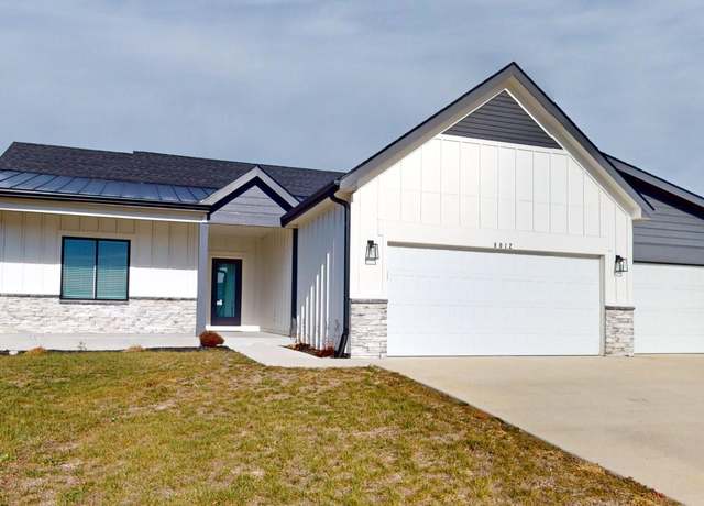 Property at 8012 SW 26th Ter, Topeka, KS 66614, 5 beds, 3.5 baths