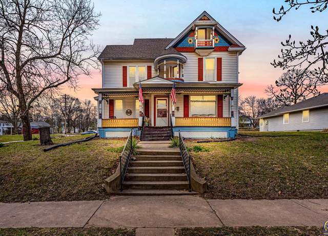 Property at 703 New York Ave, Holton, KS 66436, 5 beds, 3 baths