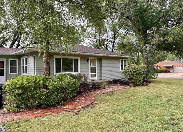 Property at 1034 SW Crest Dr, Topeka, KS 66604, 2 beds, 2 baths