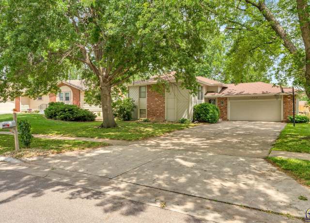 Property at 1060 SW Belle Ave, Topeka, KS 66604, 3 beds, 2 baths