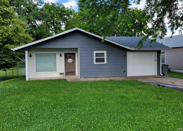 Property at 624 Oak St, Emporia, KS 66801, 2 beds, 1 bath