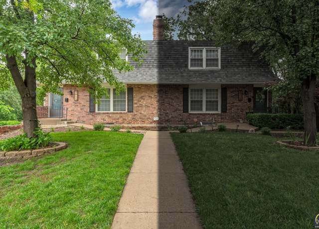 Property at 4918 SW 28th St, Topeka, KS 66614, 3 beds, 2.5 baths