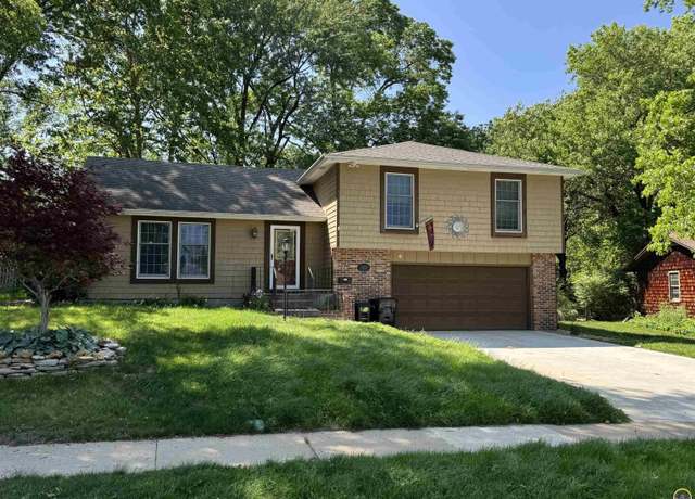 Property at 3223 SW 33rd Ct, Topeka, KS 66614, 3 beds, 2.5 baths
