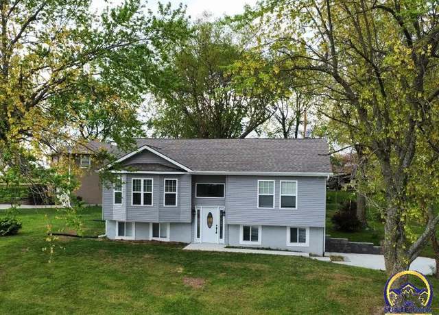 Property at 111 Navajo Ave, Hiawatha, KS 66434, 3 beds, 2.5 baths