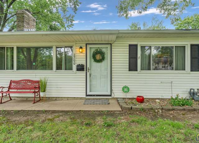 Property at 1700 SW Seabrook Ave, Topeka, KS 66604, 3 beds, 1.5 baths