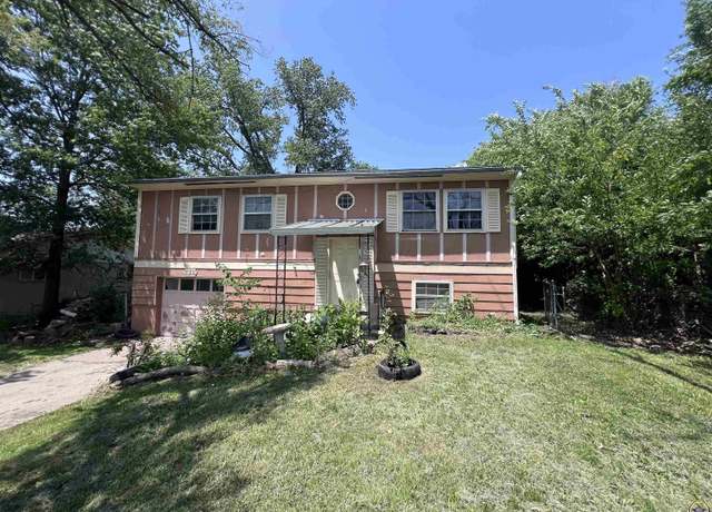 Property at 936 SE 37th St, Topeka, KS 66605, 3 beds, 1.5 baths