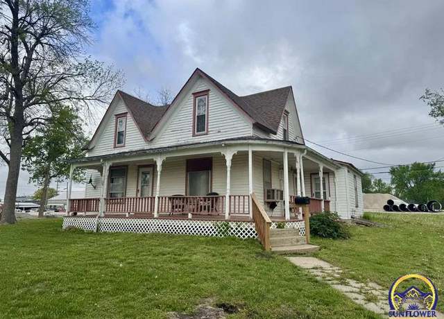 Property at 408 S 11th St, Hiawatha, KS 66434, 3 beds, 1 bath