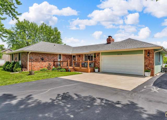 Property at 2215 SE 53rd St, Topeka, KS 66609, 3 beds, 3 baths