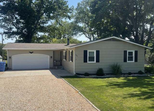 Property at 525 NE Edgewood Dr, Topeka, KS 66617, 3 beds, 2.5 baths