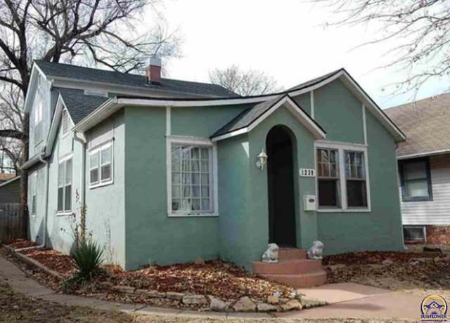 Property at 1239 SW Macvicar Ave, Topeka, KS 66604, 3 beds, 1.5 baths