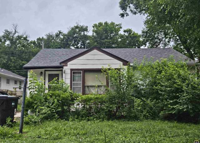 Property at 819 SW High Ave, Topeka, KS 66606, 2 beds, 1 bath