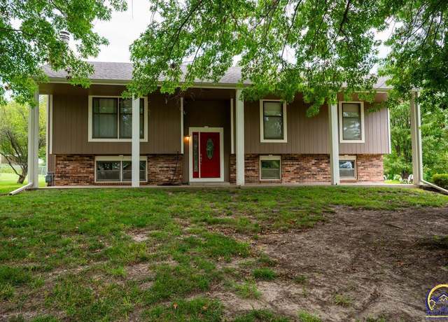 Property at 2100 NW Kendall Dr, Topeka, KS 66618, 3 beds, 2.5 baths