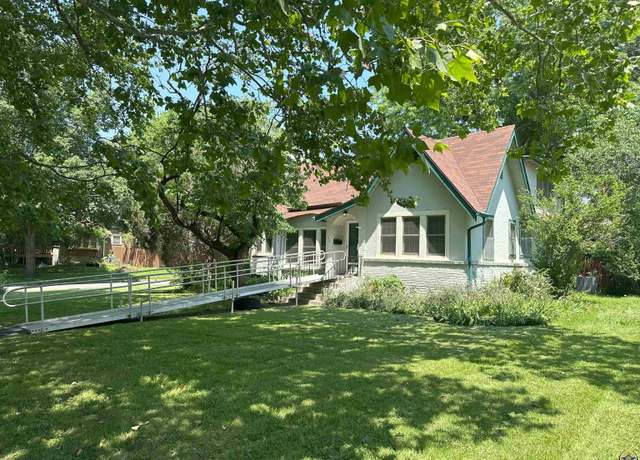 Property at 1300 SW High Ave, Topeka, KS 66604, 3 beds, 1.5 baths