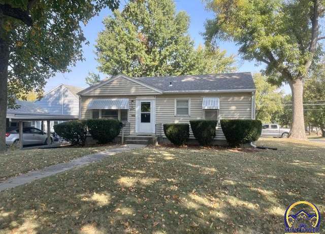 Property at 200 Iowa St, Hiawatha, KS 66434, 3 beds, 1 bath