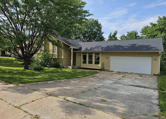 Property at 4828 SW Cochise Ave, Topeka, KS 66614, 3 beds, 2.5 baths