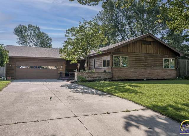 Property at 736 SW Crest Dr, Topeka, KS 66606, 3 beds, 2 baths