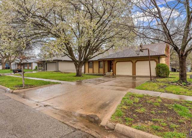 Property at 2806 SW Ashworth Pl, Topeka, KS 66614, 3 beds, 2.5 baths