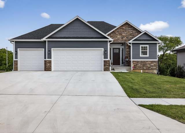Property at 3209 SE Blazing Star Dr, Topeka, KS 66609, 5 beds, 3 baths