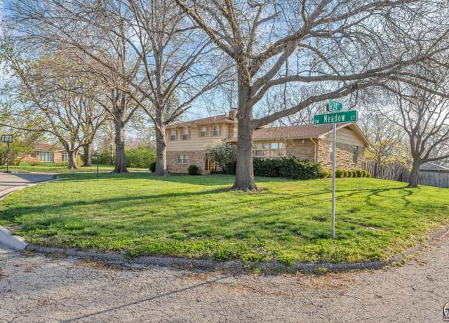 Property at 2324 SW Meadow Ct, Topeka, KS 66614, 4 beds, 2.5 baths