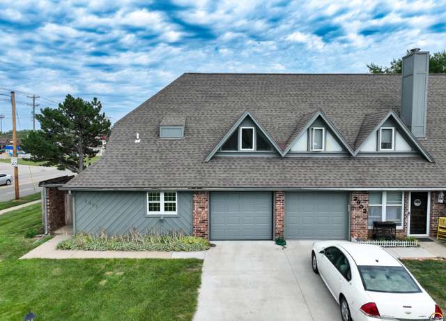 Property at 2900 SW Arrowhead Rd, Topeka, KS 66614, 2 beds, 1.5 baths