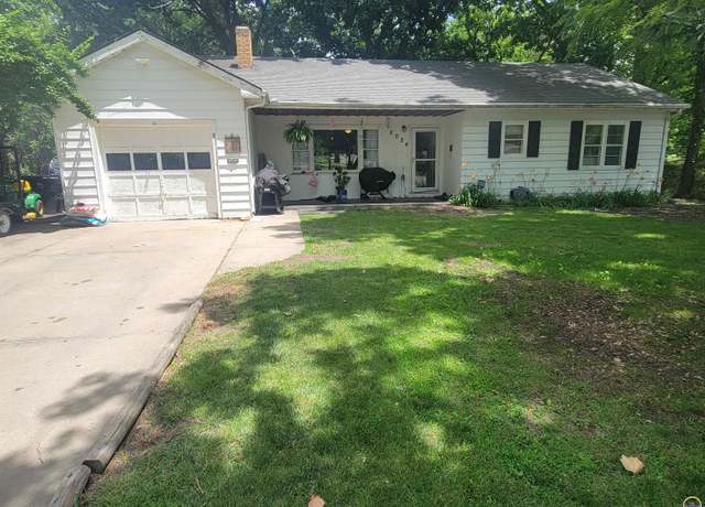 Property at 2026 SW Quivira Dr, Topeka, KS 66604, 3 beds, 2 baths
